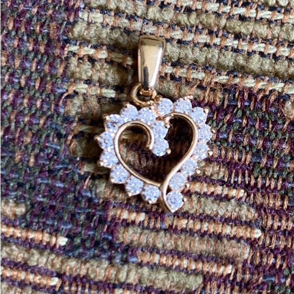 Beautiful Solid 10K Gold Heart Simulated Diamonds Pendant. L: 3/4”. Weighs:1.0g